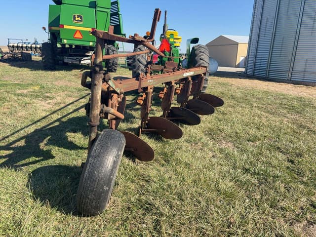 Image of Oliver 565 equipment image 4