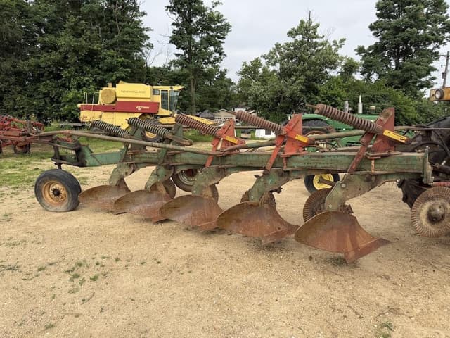 Image of Oliver 568 equipment image 1