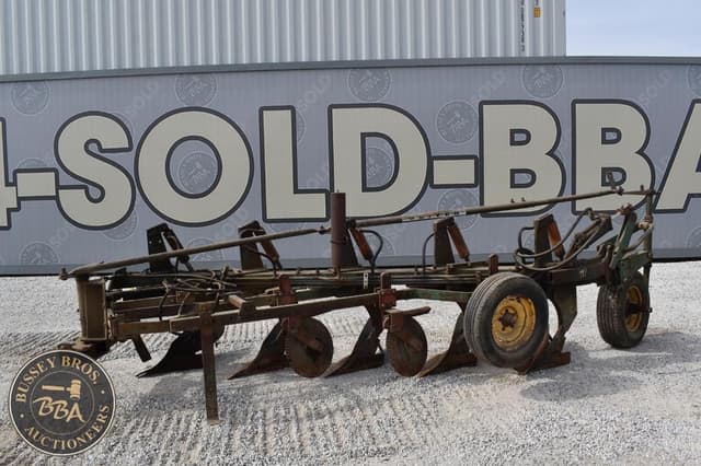 Image of Oliver 575 equipment image 1