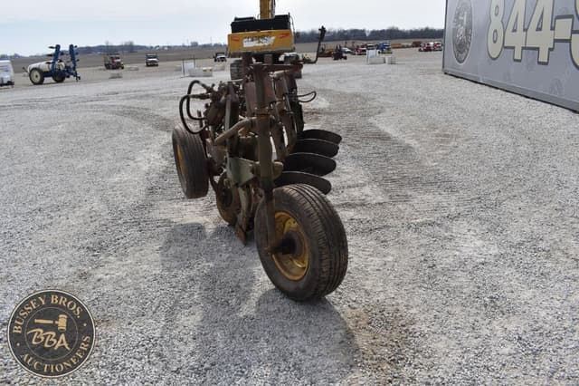 Image of Oliver 575 equipment image 3