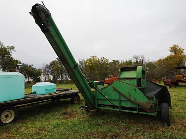 Image of Oliver 73 equipment image 2