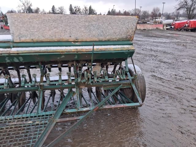 Image of Oliver 76 equipment image 2