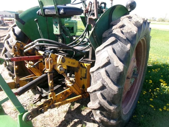 Image of Oliver 77 equipment image 3