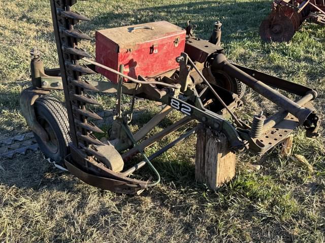 Image of Oliver 82 equipment image 2