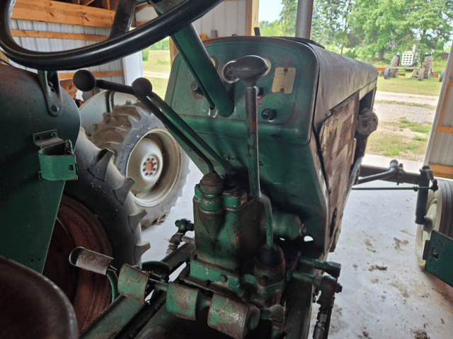 Image of Oliver Super 77 equipment image 4