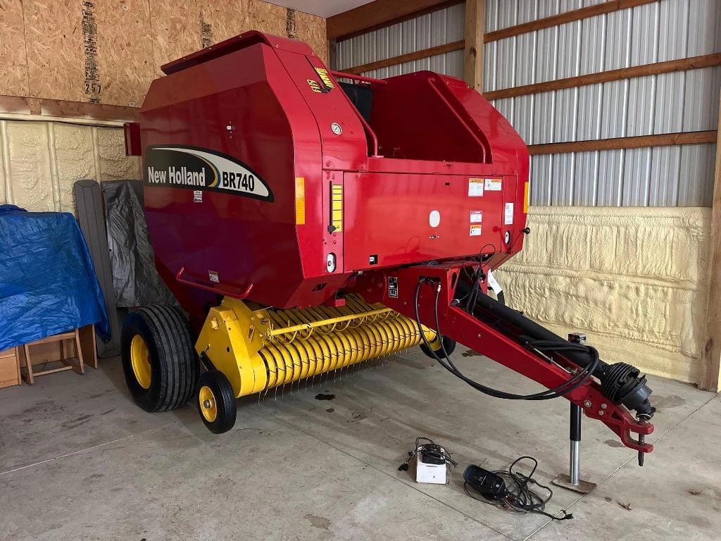 Main image New Holland BR740