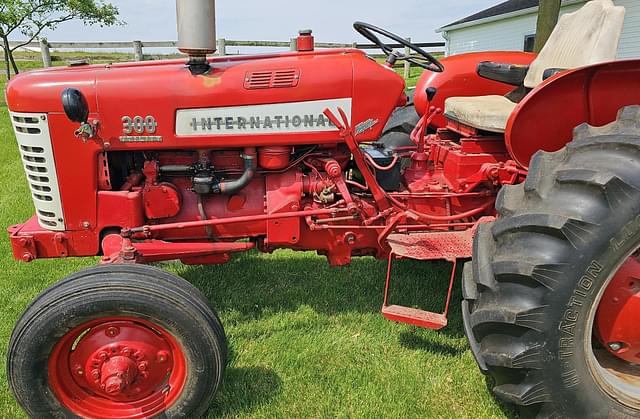 Image of International Harvester 300 equipment image 1