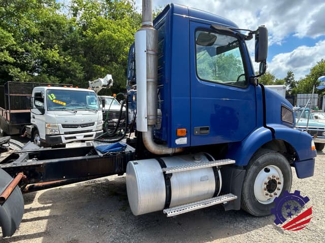 Image of Volvo VNM42 equipment image 4