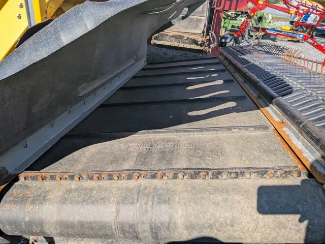 Image of Oxbo 2334 equipment image 2