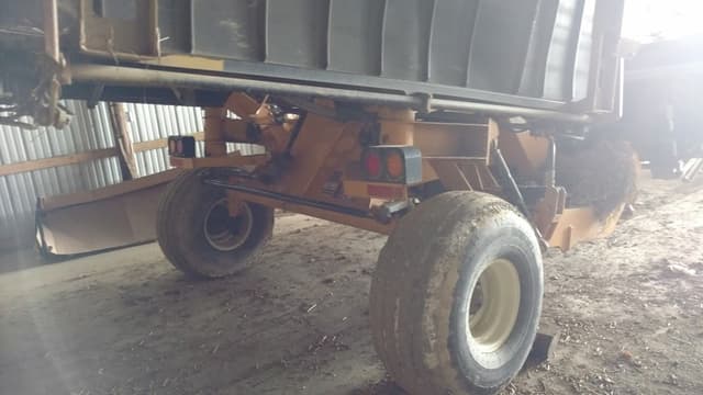 Image of Oxbo 334 equipment image 4