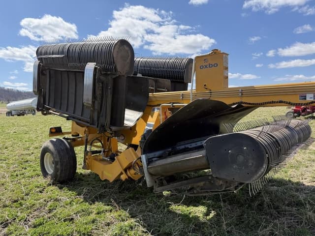 Image of Oxbo 330 equipment image 3