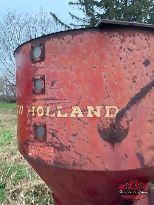 Image of New Holland 340 equipment image 4