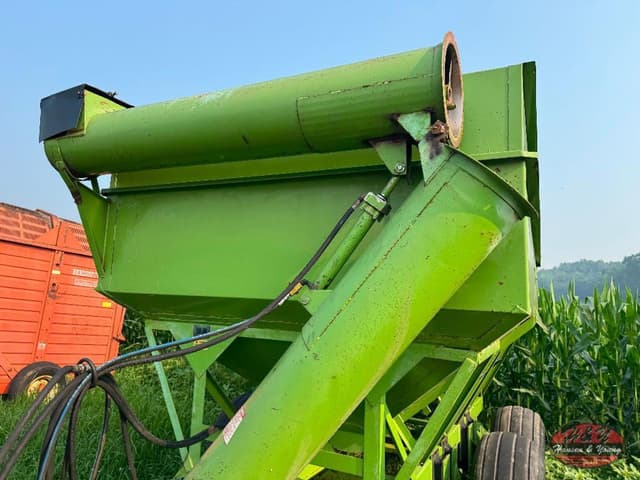 Image of Parker Grain Buggy equipment image 3