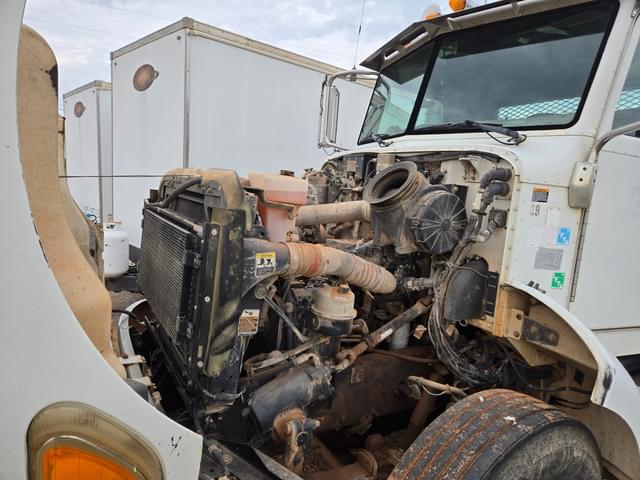 Image of Peterbilt 335 equipment image 3