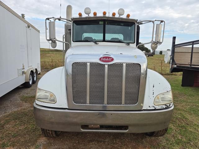 Image of Peterbilt 335 equipment image 2