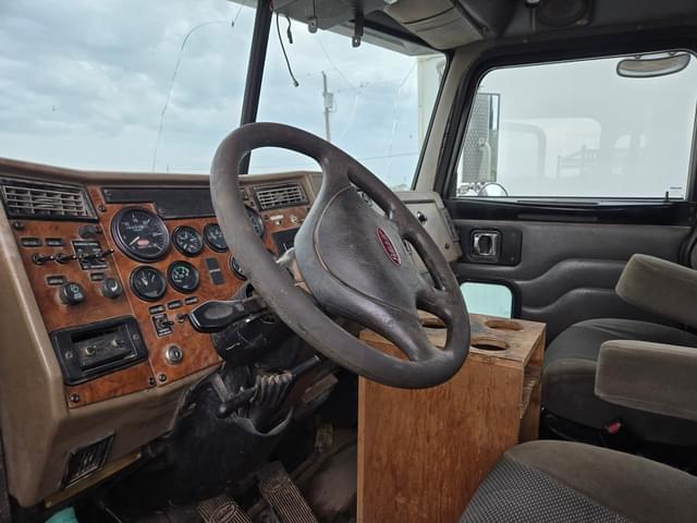 Image of Peterbilt 335 equipment image 4