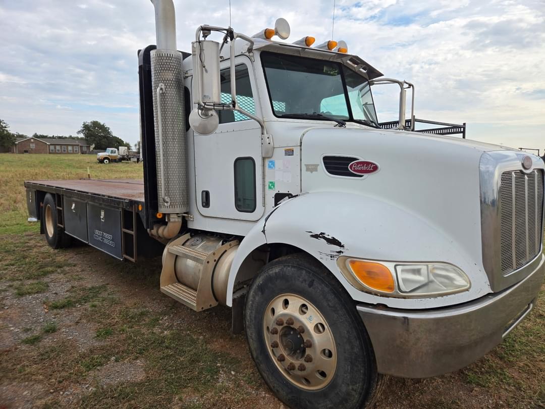 Image of Peterbilt 335 Primary image