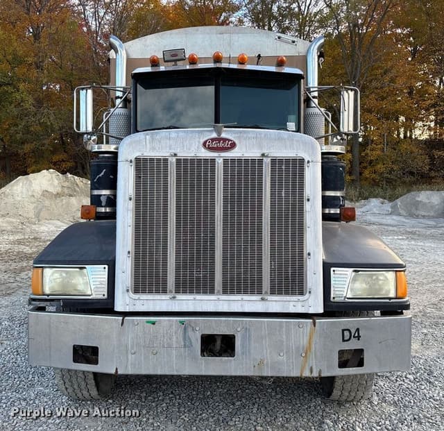 Image of Peterbilt 377 equipment image 1