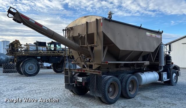 Image of Peterbilt 377 equipment image 4