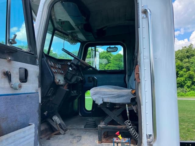 Image of Peterbilt 377 equipment image 4