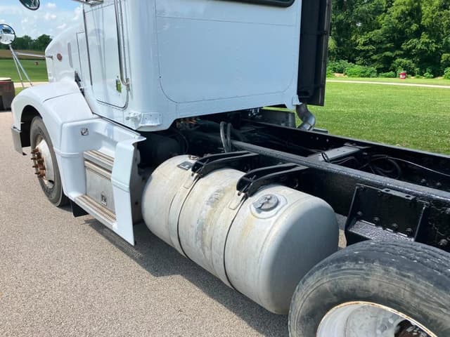 Image of Peterbilt 377 equipment image 3