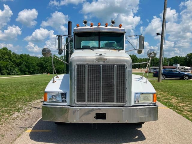 Image of Peterbilt 377 equipment image 1