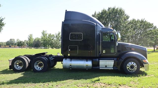 Image of Peterbilt 386 equipment image 2
