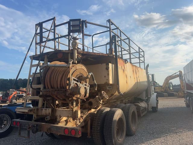 Image of Peterbilt Undetermined equipment image 3