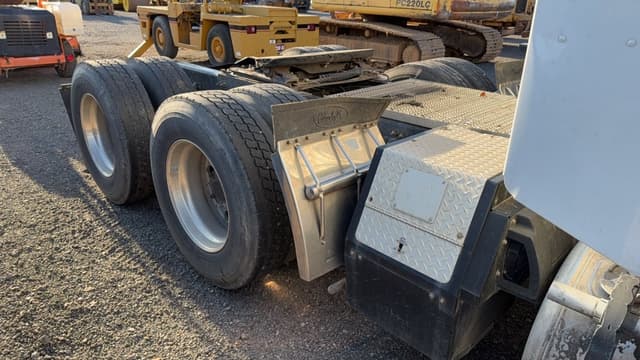 Image of Peterbilt 386 equipment image 4