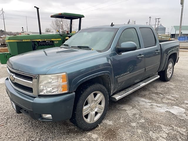 Image of Chevrolet Silverado equipment image 1