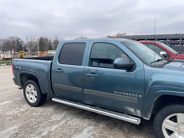 Image of Chevrolet Silverado equipment image 3