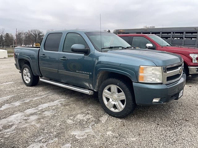 Image of Chevrolet Silverado equipment image 2