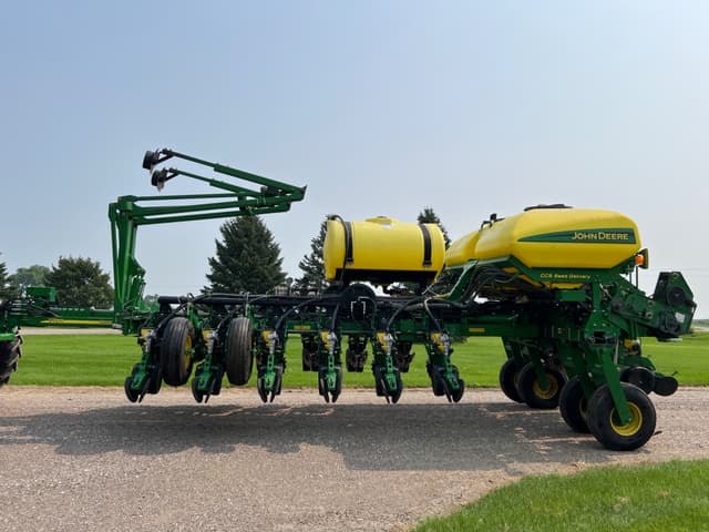 Image of John Deere 1770 equipment image 2