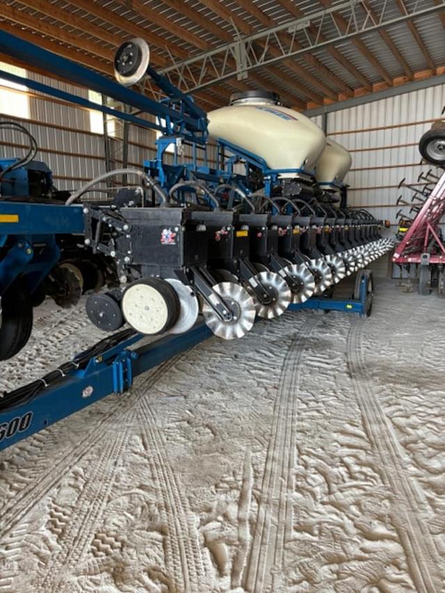 Image of Kinze 3600 equipment image 2