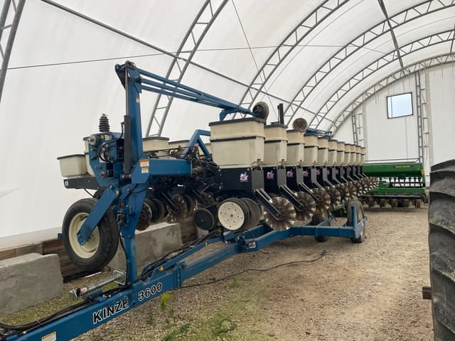 Image of Kinze 3600 equipment image 1