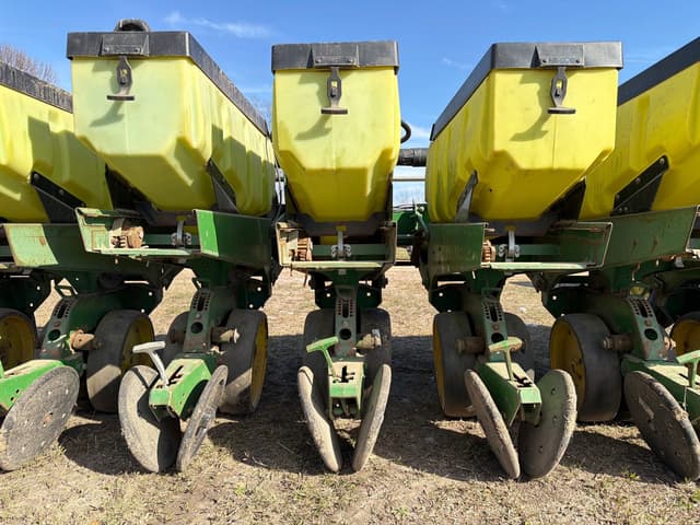 Image of John Deere 7300 equipment image 3