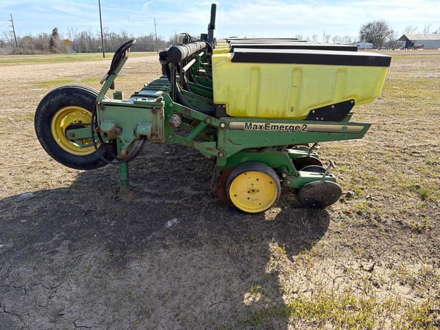 Image of John Deere 7300 equipment image 1