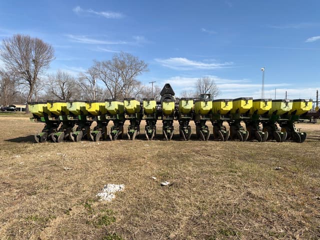 Image of John Deere 7300 equipment image 2