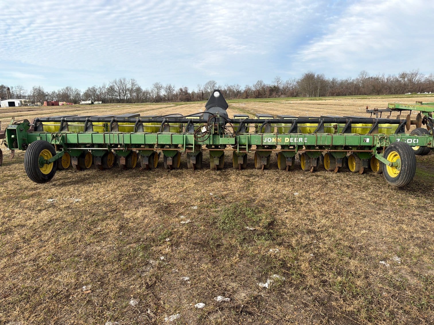 John Deere 7300 Equipment Image0