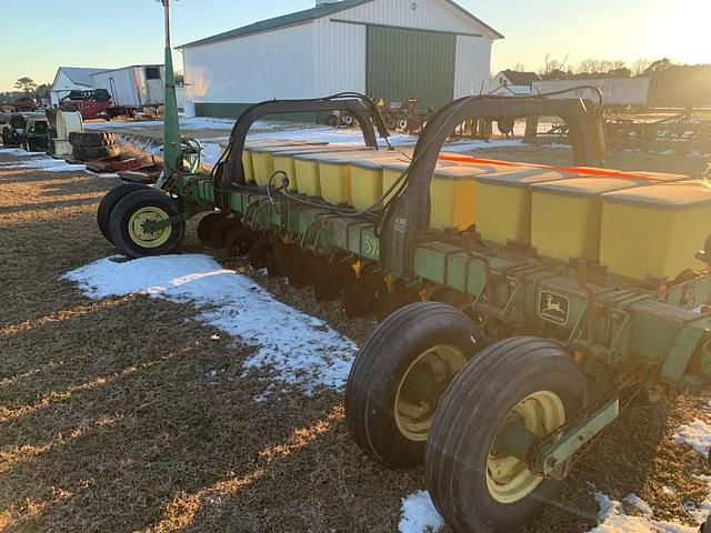 Image of John Deere 7100 equipment image 1