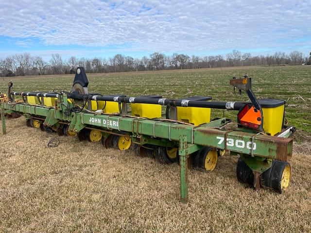 Image of John Deere 7300 equipment image 1