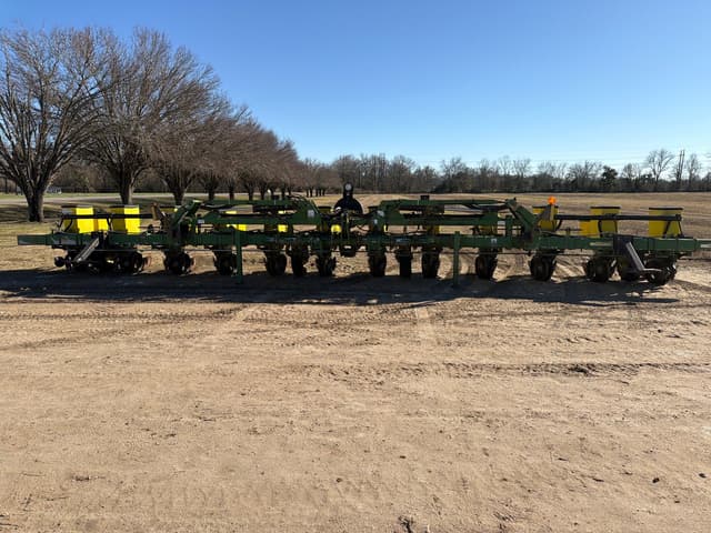 Image of John Deere 1720 equipment image 4