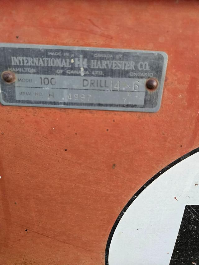 Image of International Harvester 100 equipment image 4