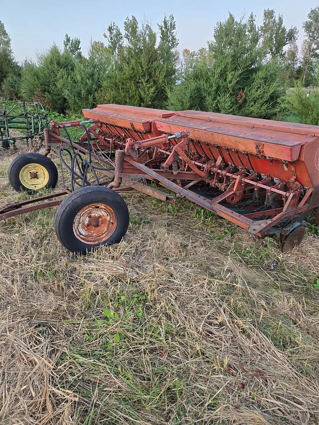 Image of International Harvester 100 equipment image 1