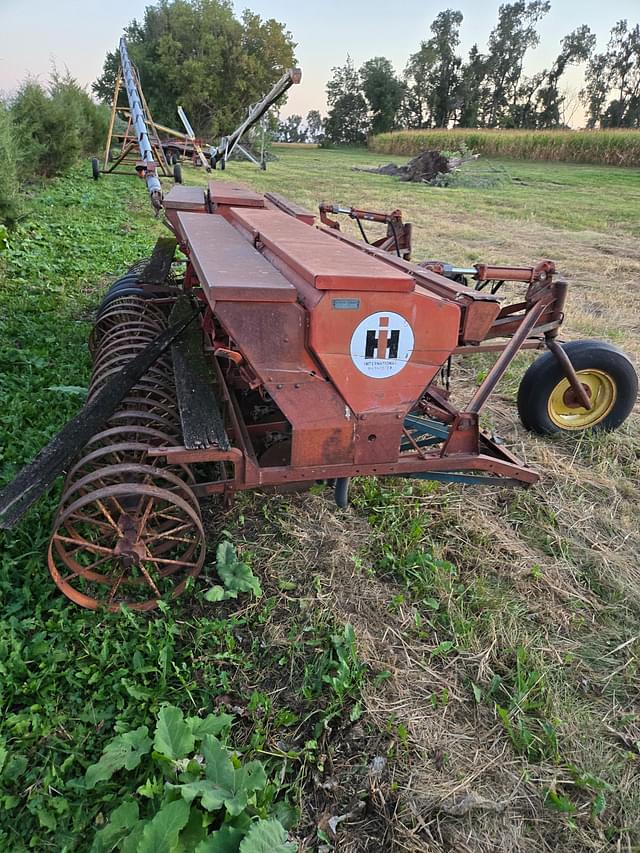 Image of International Harvester 100 equipment image 3