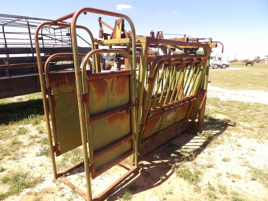 Image of Powder River Squeeze Chute Image 1
