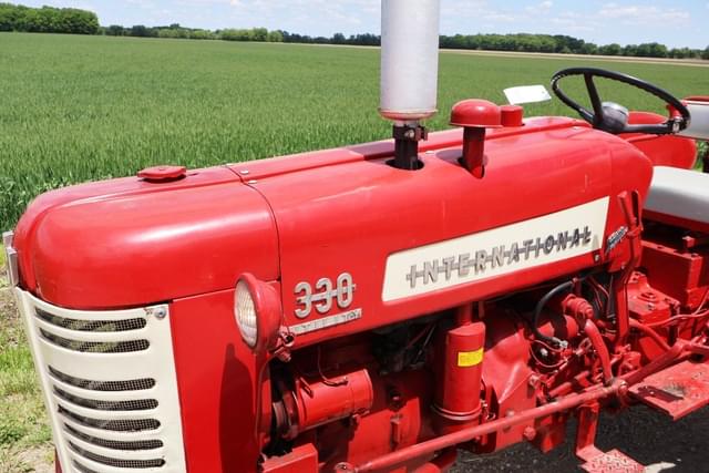 Image of International Harvester 330 equipment image 2