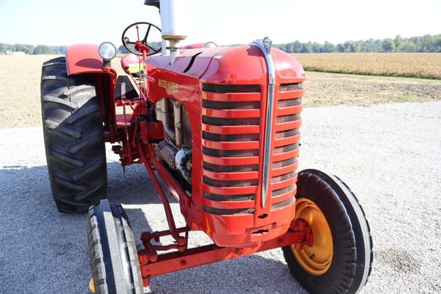 Image of Massey-Harris 555 equipment image 4