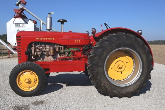 Image of Massey-Harris 555 equipment image 1