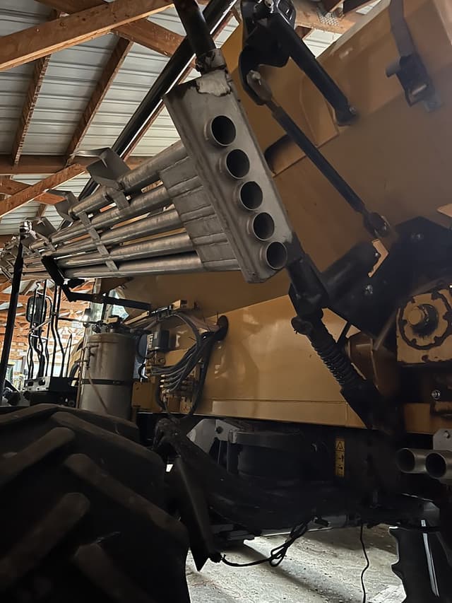 Image of RoGator RG1300 equipment image 4